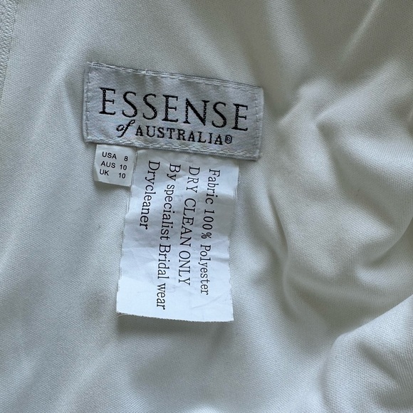 Modest sheath wedding dress with keyhole back - Picture 7 of 13